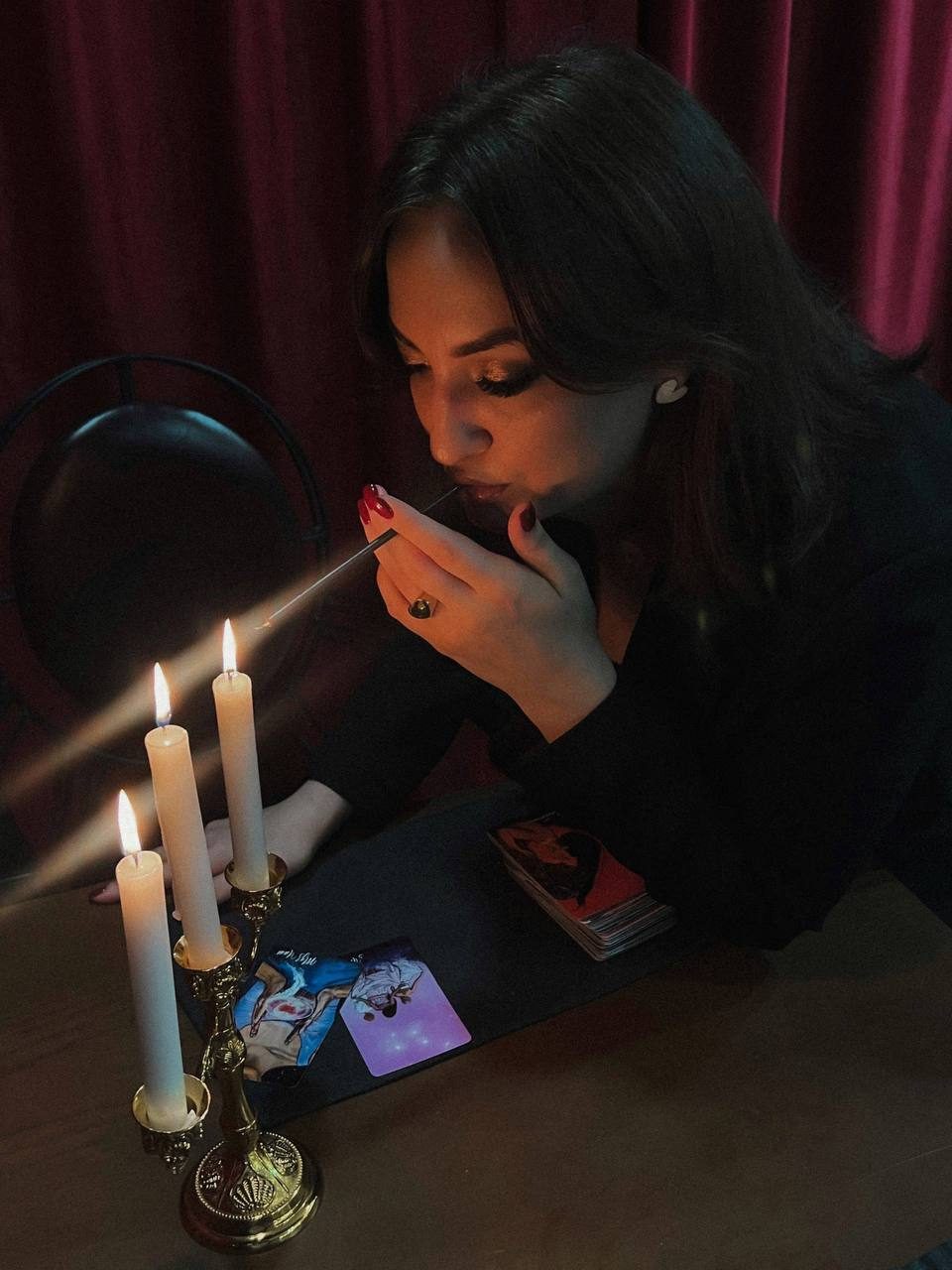 Анна зажигает благовоние перед раскладом